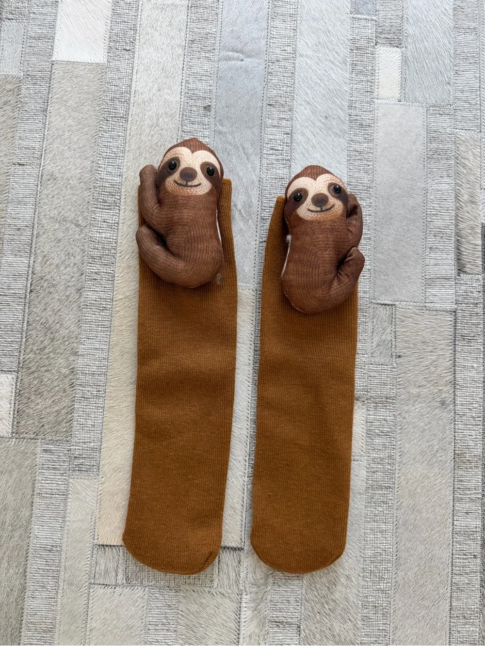 Fun sloth socks 🦥 - Picture 1 of 2